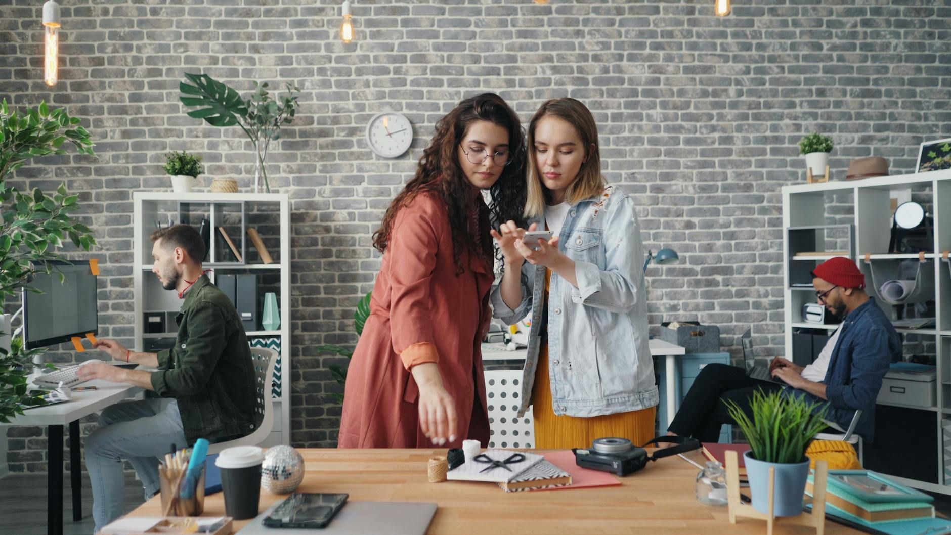 Команда коллег фотографирует общий результат работы на столе