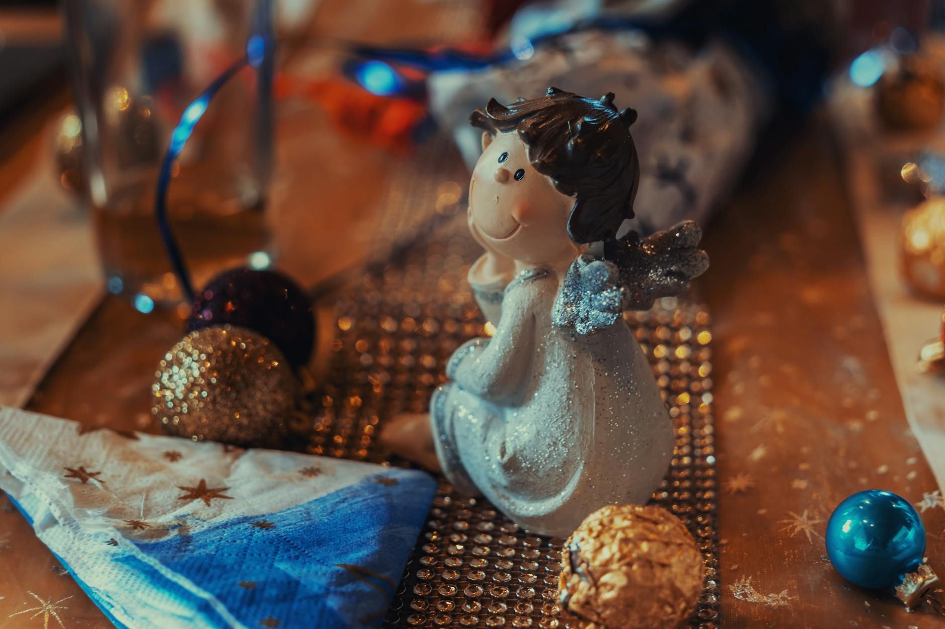 Прозрачные ёлочные шары с фигуркой